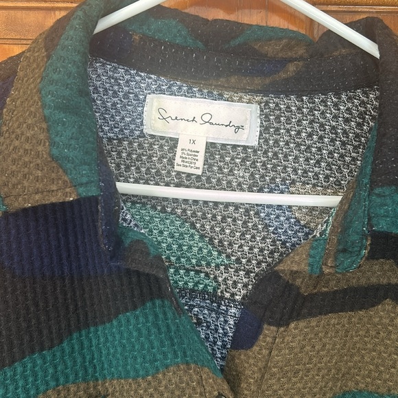 French Laundry Women’s Plus French Camo Button Down - Picture 4 of 8